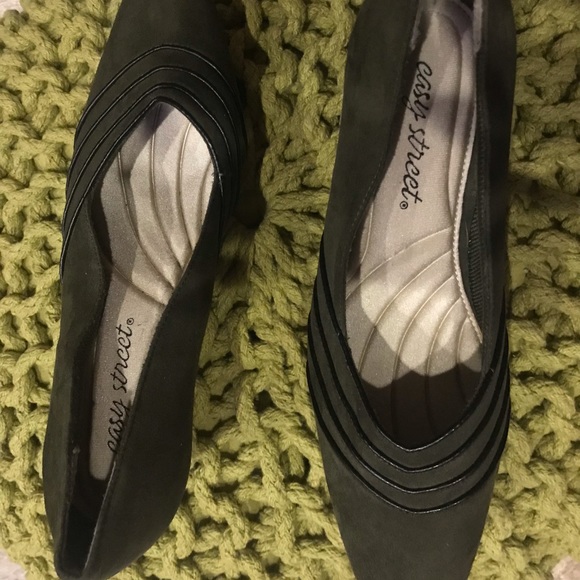 Moss Green Heel Almost New - Picture 2 of 4